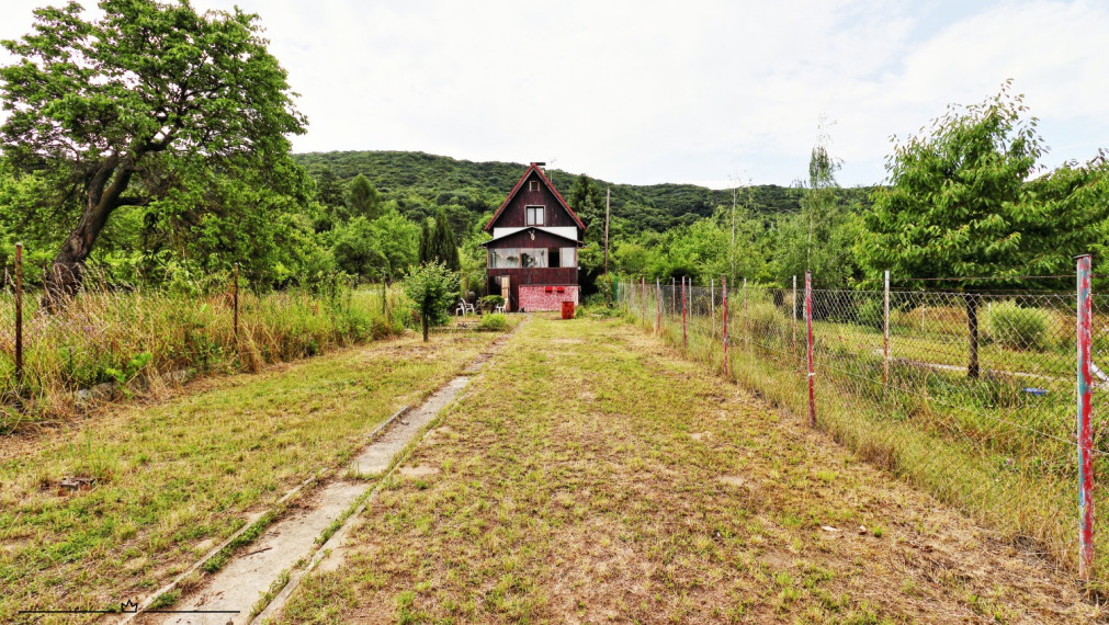 ABSOLUTE REAL / ZÁHRADA 437 m2, BRATISLAVA – DEVÍNSKA NOVÁ VES, Vukovarská ulica, elektrina, voda, oplotenie, chata