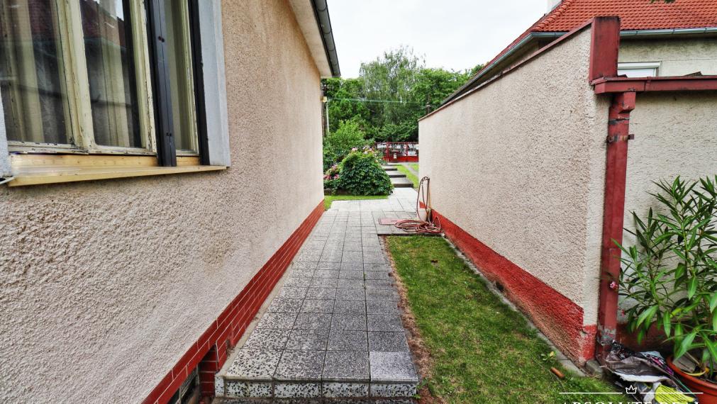 ABSOLUTE REAL / Stavebný pozemok 818 m2, ulica Na Grbe, Devínska Nová Ves, (voda, elektrina, plyn, kanalizácia, studňa - na pozemku), dostupná optika