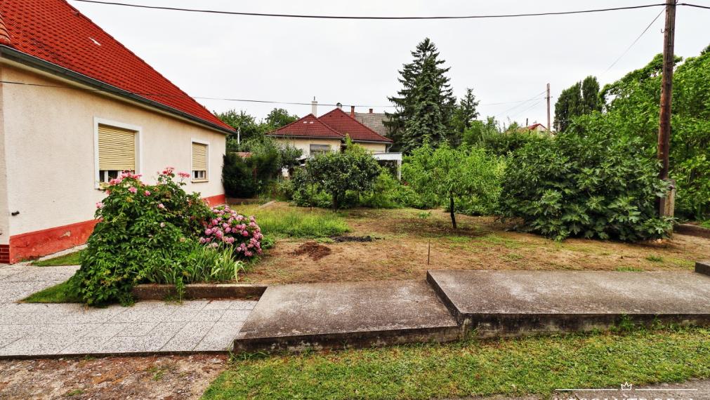 ABSOLUTE REAL / Stavebný pozemok 818 m2, ulica Na Grbe, Devínska Nová Ves, (voda, elektrina, plyn, kanalizácia, studňa - na pozemku), dostupná optika