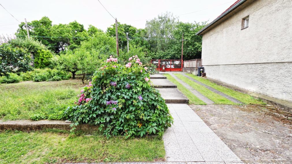 ABSOLUTE REAL / Stavebný pozemok 818 m2, ulica Na Grbe, Devínska Nová Ves, (voda, elektrina, plyn, kanalizácia, studňa - na pozemku), dostupná optika