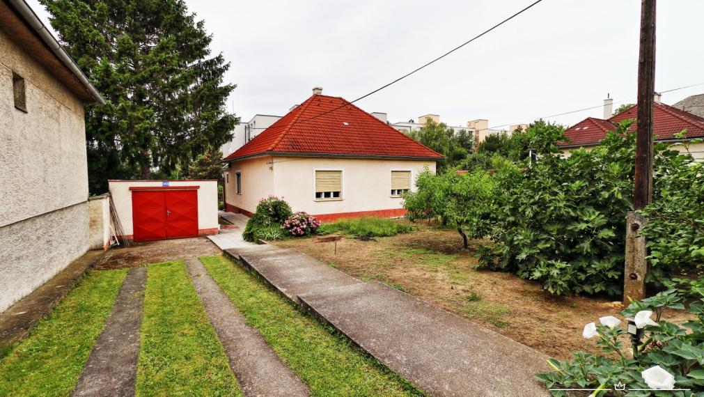 ABSOLUTE REAL / Stavebný pozemok 818 m2, ulica Na Grbe, Devínska Nová Ves, (voda, elektrina, plyn, kanalizácia, studňa - na pozemku), dostupná optika