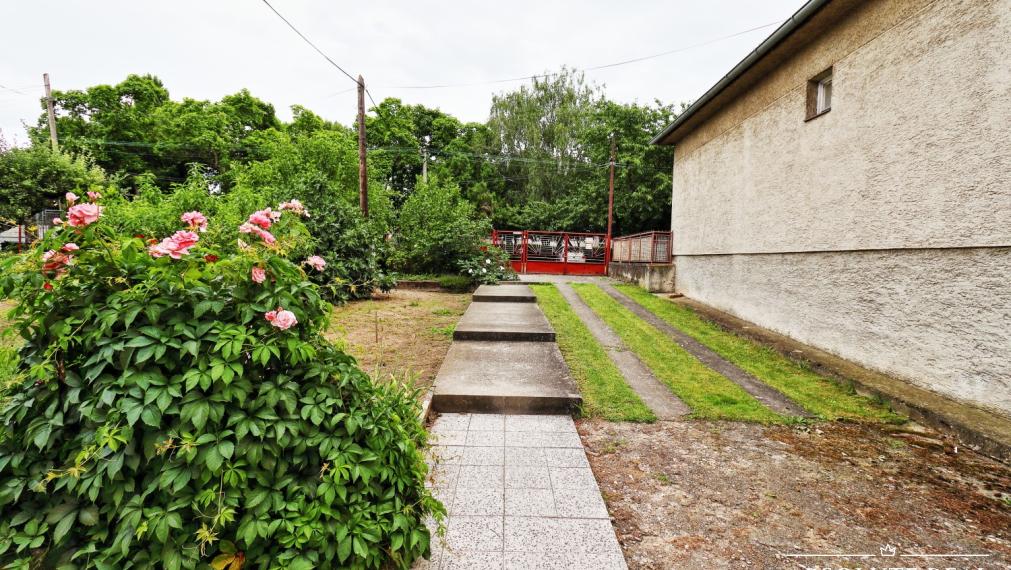 ABSOLUTE REAL / Stavebný pozemok 818 m2, ulica Na Grbe, Devínska Nová Ves, (voda, elektrina, plyn, kanalizácia, studňa - na pozemku), dostupná optika