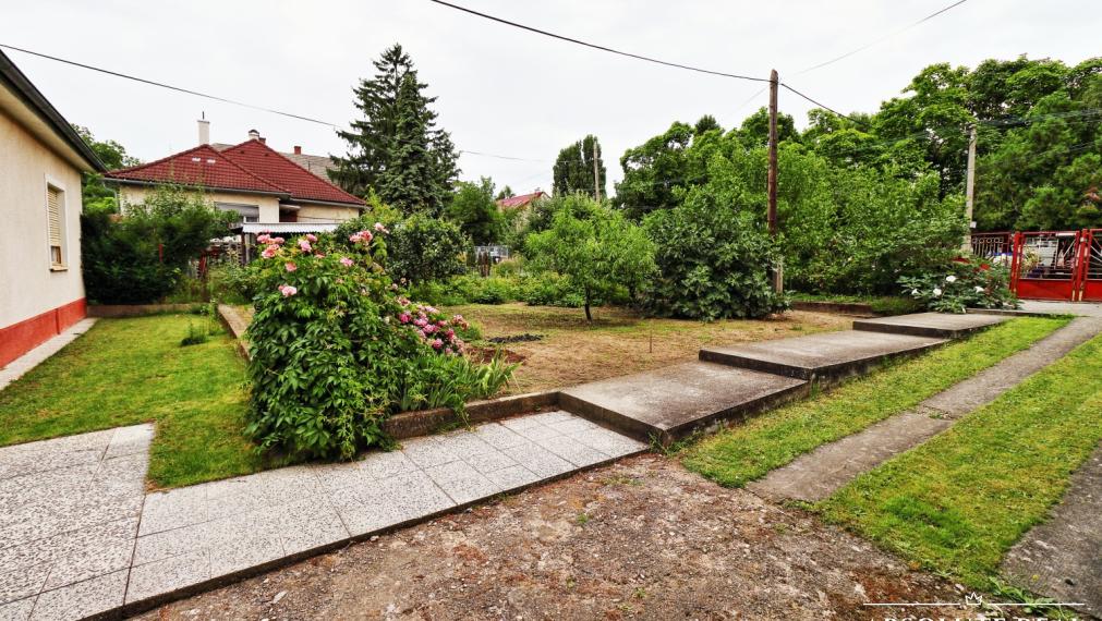 ABSOLUTE REAL / Stavebný pozemok 818 m2, ulica Na Grbe, Devínska Nová Ves, (voda, elektrina, plyn, kanalizácia, studňa - na pozemku), dostupná optika