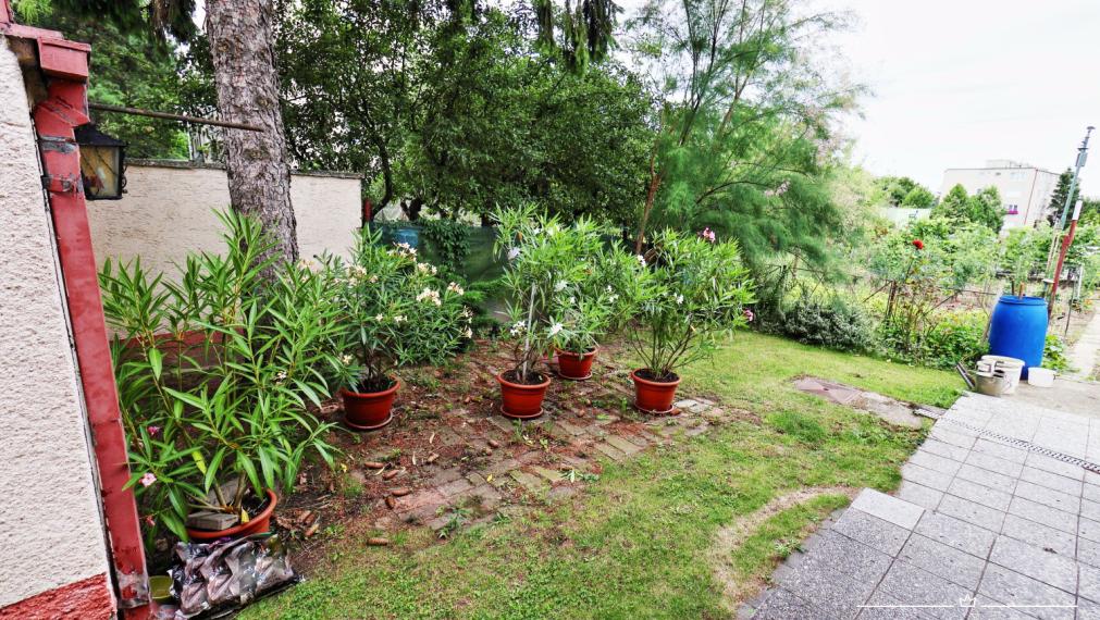 ABSOLUTE REAL / Stavebný pozemok 818 m2, ulica Na Grbe, Devínska Nová Ves, (voda, elektrina, plyn, kanalizácia, studňa - na pozemku), dostupná optika