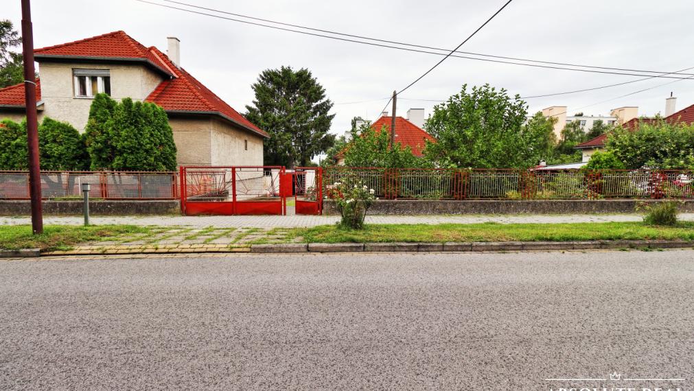 ABSOLUTE REAL / Stavebný pozemok 818 m2, ulica Na Grbe, Devínska Nová Ves, (voda, elektrina, plyn, kanalizácia, studňa - na pozemku), dostupná optika