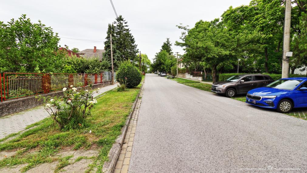 ABSOLUTE REAL / Stavebný pozemok 818 m2, ulica Na Grbe, Devínska Nová Ves, (voda, elektrina, plyn, kanalizácia, studňa - na pozemku), dostupná optika