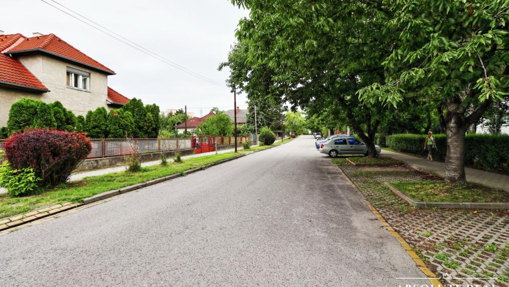 ABSOLUTE REAL / Stavebný pozemok 818 m2, ulica Na Grbe, Devínska Nová Ves, (voda, elektrina, plyn, kanalizácia, studňa - na pozemku), dostupná optika