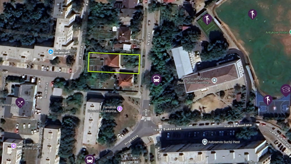 ABSOLUTE REAL / Stavebný pozemok 818 m2, ulica Na Grbe, Devínska Nová Ves, (voda, elektrina, plyn, kanalizácia, studňa - na pozemku), dostupná optika