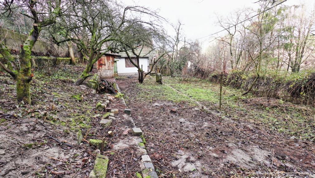 ABSOLUTE REAL / ZÁHRADA 364 m2, BRATISLAVA – DÚBRAVKA, Hanulova ulica, elektrina, mestská voda, oplotenie, chata