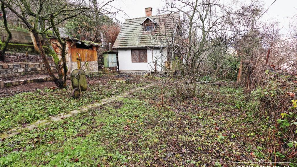 ABSOLUTE REAL / ZÁHRADA 364 m2, BRATISLAVA – DÚBRAVKA, Hanulova ulica, elektrina, mestská voda, oplotenie, chata