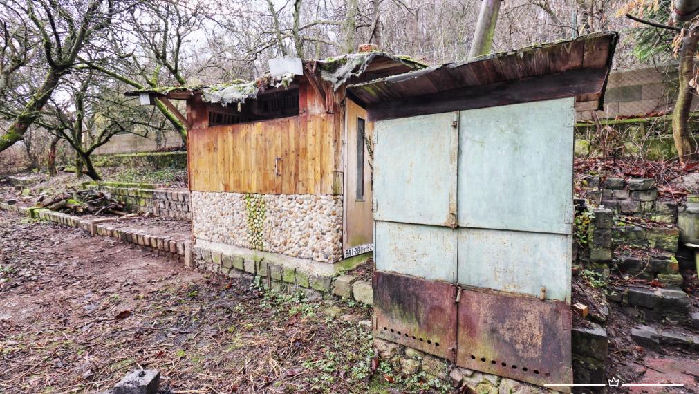 ABSOLUTE REAL / ZÁHRADA 364 m2, BRATISLAVA – DÚBRAVKA, Hanulova ulica, elektrina, mestská voda, oplotenie, chata