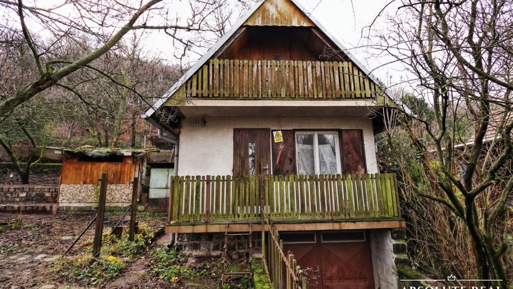 ABSOLUTE REAL / ZÁHRADA 364 m2, BRATISLAVA – DÚBRAVKA, Hanulova ulica, elektrina, mestská voda, oplotenie, chata