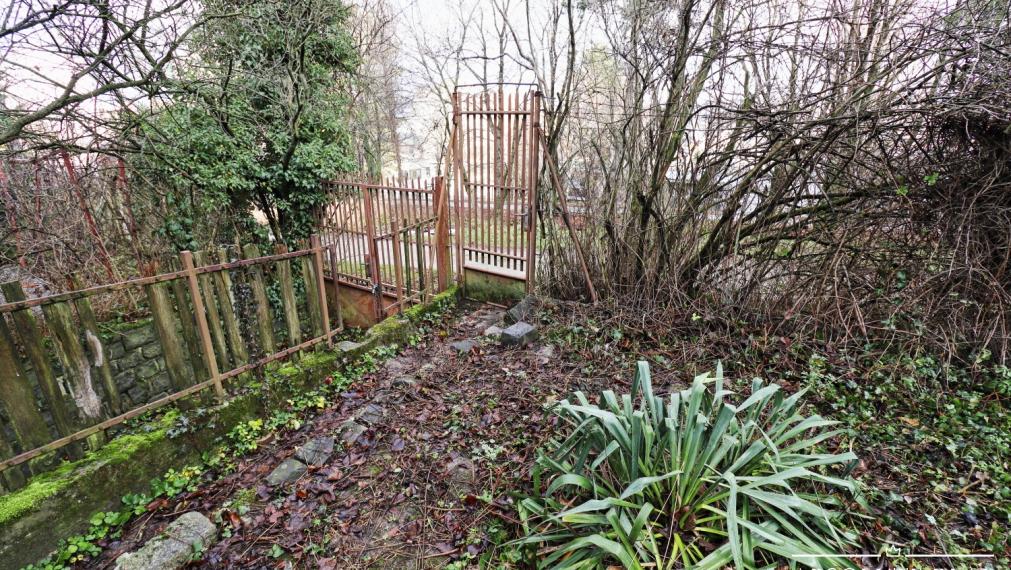 ABSOLUTE REAL / ZÁHRADA 364 m2, BRATISLAVA – DÚBRAVKA, Hanulova ulica, elektrina, mestská voda, oplotenie, chata