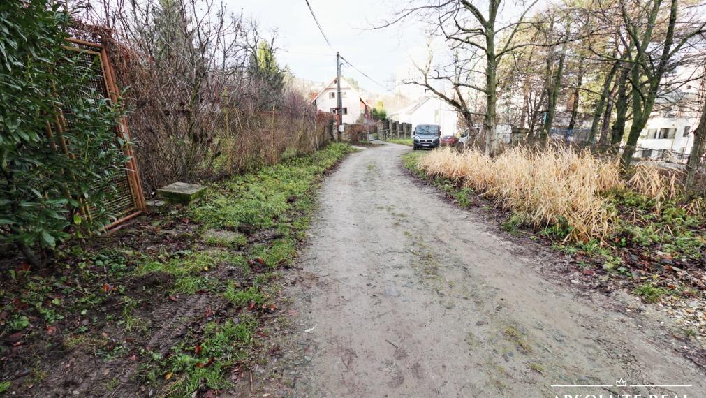 ABSOLUTE REAL / ZÁHRADA 364 m2, BRATISLAVA – DÚBRAVKA, Hanulova ulica, elektrina, mestská voda, oplotenie, chata