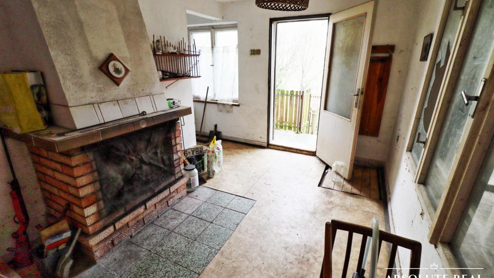 ABSOLUTE REAL / ZÁHRADA 364 m2, BRATISLAVA – DÚBRAVKA, Hanulova ulica, elektrina, mestská voda, oplotenie, chata