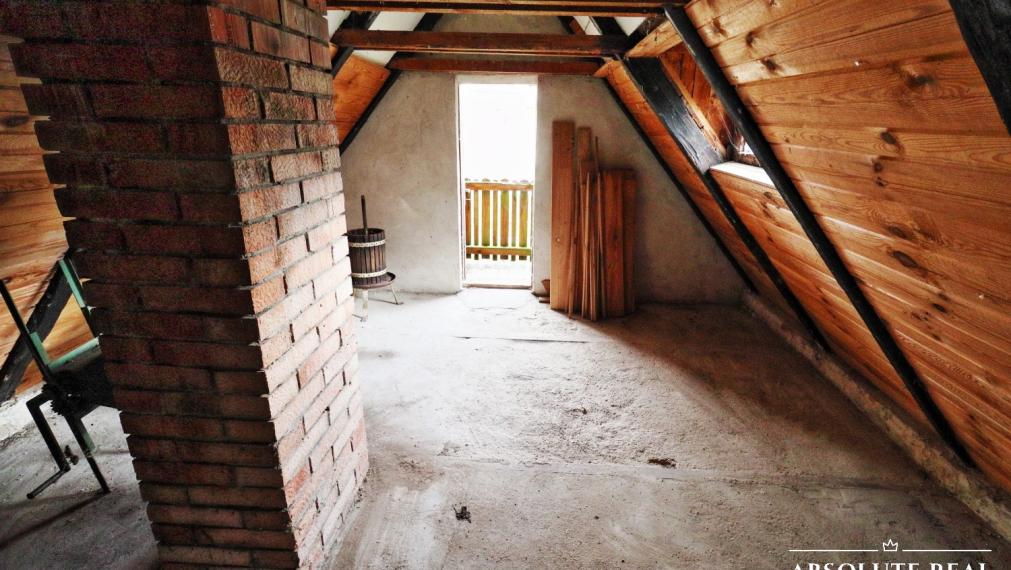 ABSOLUTE REAL / ZÁHRADA 364 m2, BRATISLAVA – DÚBRAVKA, Hanulova ulica, elektrina, mestská voda, oplotenie, chata