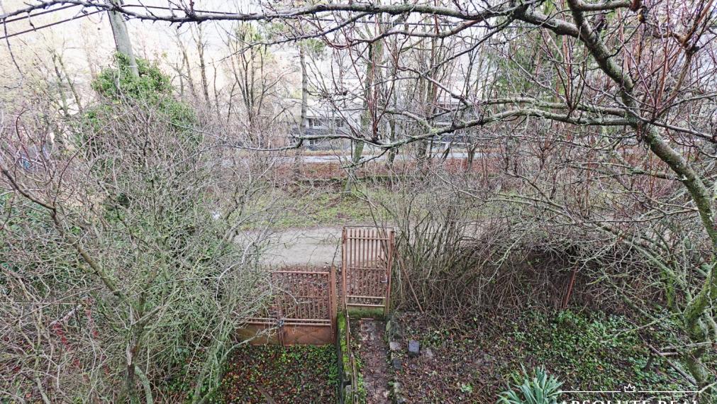 ABSOLUTE REAL / ZÁHRADA 364 m2, BRATISLAVA – DÚBRAVKA, Hanulova ulica, elektrina, mestská voda, oplotenie, chata