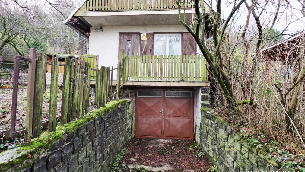 ABSOLUTE REAL / ZÁHRADA 364 m2, BRATISLAVA – DÚBRAVKA, Hanulova ulica, elektrina, mestská voda, oplotenie, chata