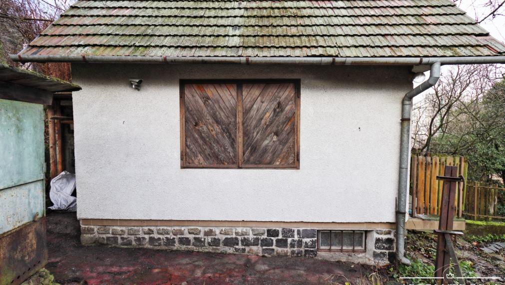 ABSOLUTE REAL / ZÁHRADA 364 m2, BRATISLAVA – DÚBRAVKA, Hanulova ulica, elektrina, mestská voda, oplotenie, chata