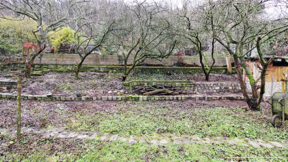 ABSOLUTE REAL / ZÁHRADA 364 m2, BRATISLAVA – DÚBRAVKA, Hanulova ulica, elektrina, mestská voda, oplotenie, chata