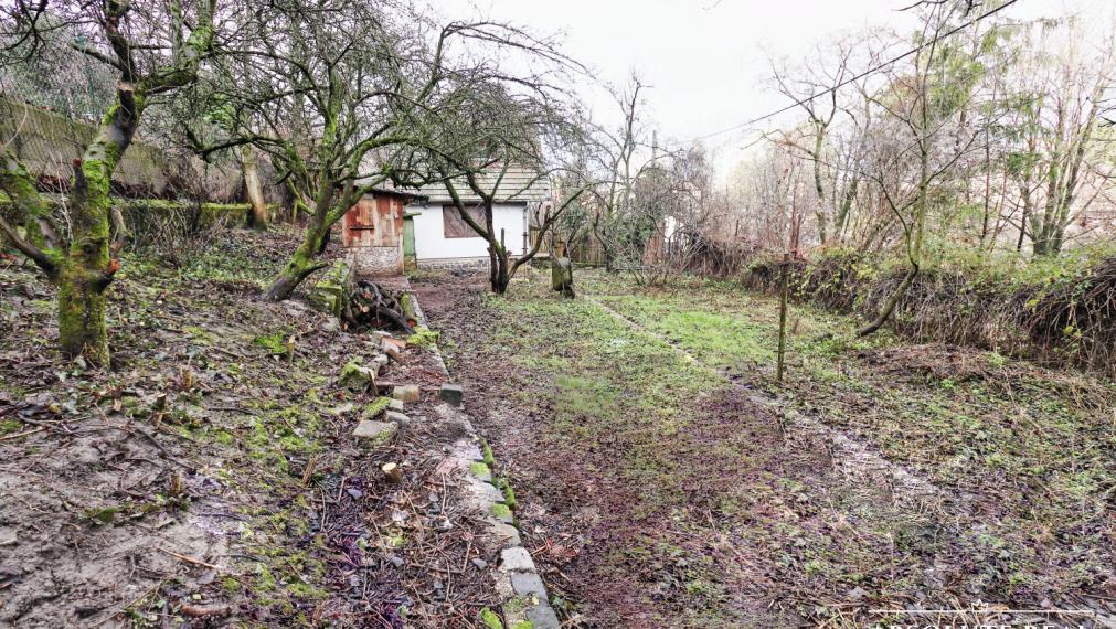 ABSOLUTE REAL / ZÁHRADA 364 m2, BRATISLAVA – DÚBRAVKA, Hanulova ulica, elektrina, mestská voda, oplotenie, chata