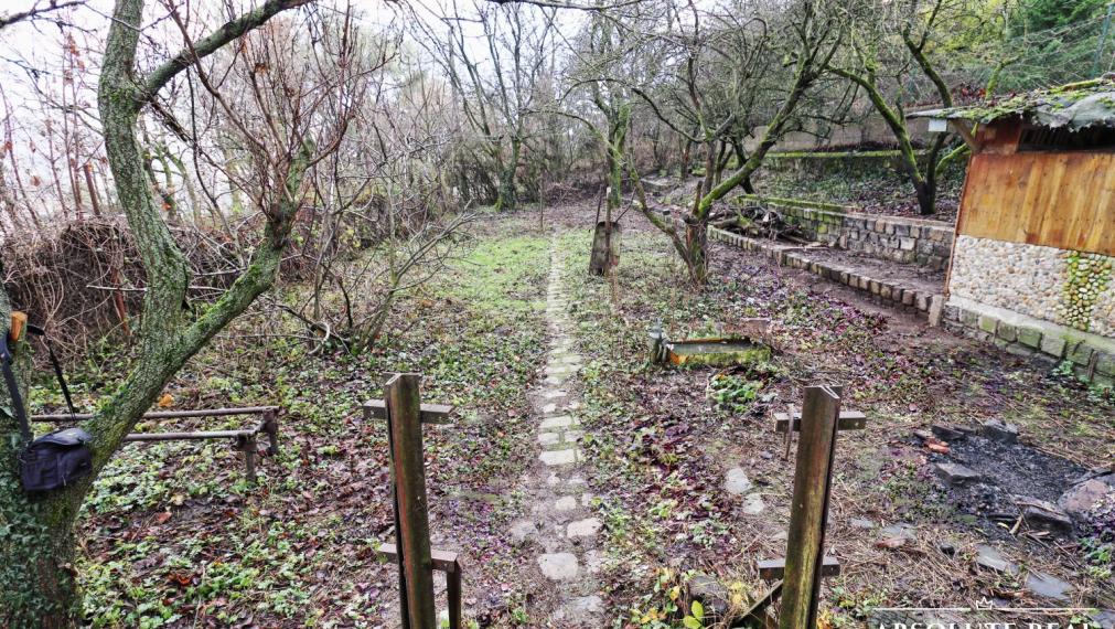 ABSOLUTE REAL / ZÁHRADA 364 m2, BRATISLAVA – DÚBRAVKA, Hanulova ulica, elektrina, mestská voda, oplotenie, chata