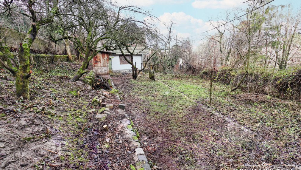 ABSOLUTE REAL / ZÁHRADA 364 m2, BRATISLAVA – DÚBRAVKA, Hanulova ulica, elektrina, mestská voda, oplotenie, chata