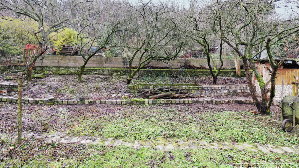 ABSOLUTE REAL / ZÁHRADA 364 m2, BRATISLAVA – DÚBRAVKA, Hanulova ulica, elektrina, mestská voda, oplotenie, chata