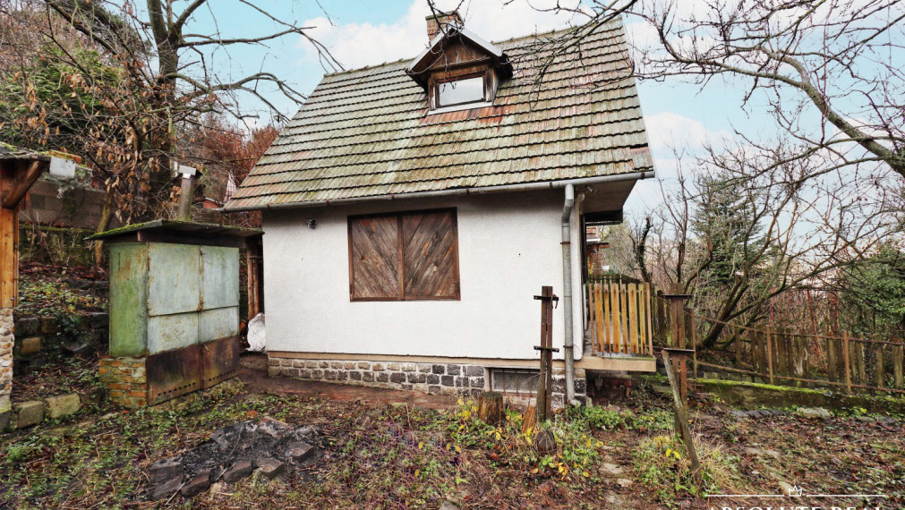 ABSOLUTE REAL / ZÁHRADA 364 m2, BRATISLAVA – DÚBRAVKA, Hanulova ulica, elektrina, mestská voda, oplotenie, chata