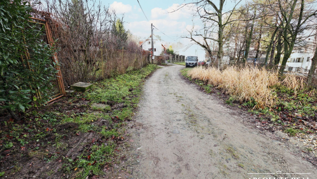 ABSOLUTE REAL / ZÁHRADA 364 m2, BRATISLAVA – DÚBRAVKA, Hanulova ulica, elektrina, mestská voda, oplotenie, chata