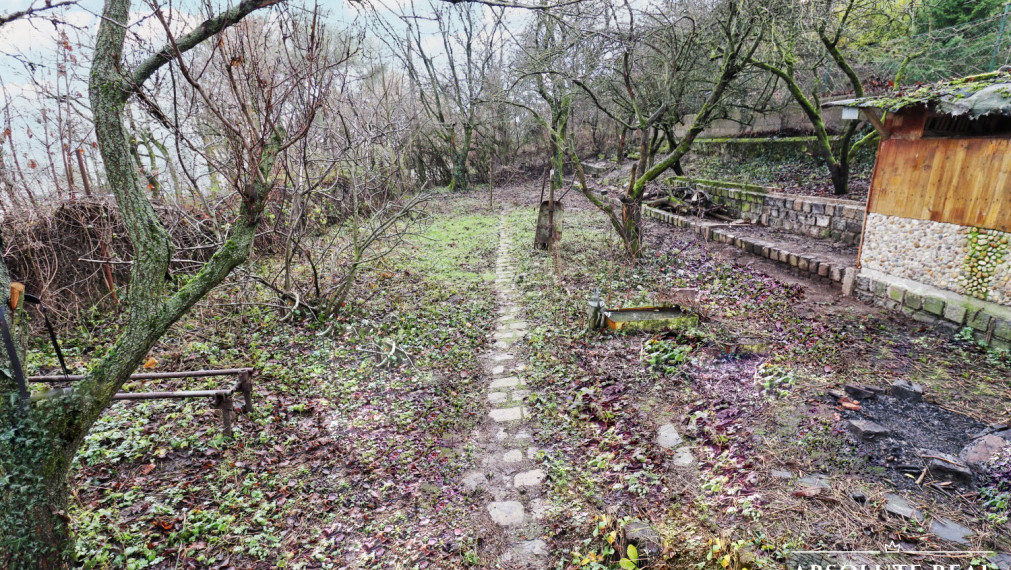 ABSOLUTE REAL / ZÁHRADA 364 m2, BRATISLAVA – DÚBRAVKA, Hanulova ulica, elektrina, mestská voda, oplotenie, chata