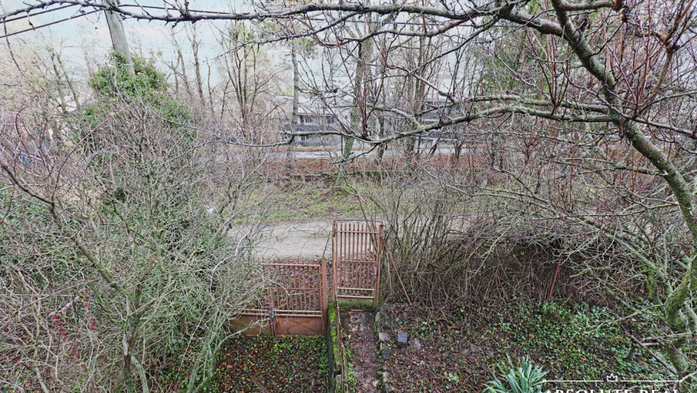 ABSOLUTE REAL / ZÁHRADA 364 m2, BRATISLAVA – DÚBRAVKA, Hanulova ulica, elektrina, mestská voda, oplotenie, chata