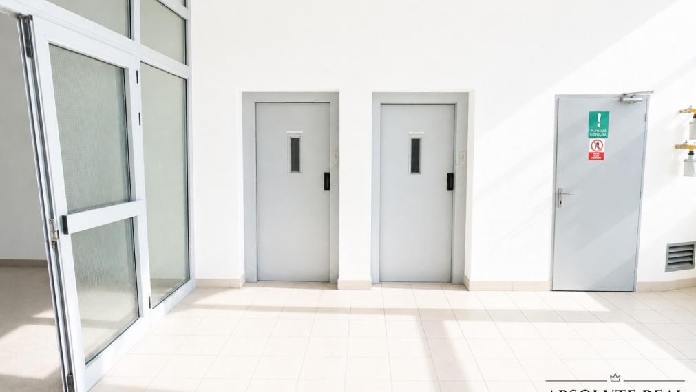 ABSOLUTE REAL / útulný priestranný kancelársky priestor (37 m2) – KANCELÁRIA, SKLAD, SLUŽBY, Bratislava Dúbravka – Drobného 27.