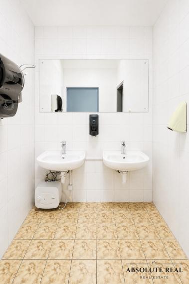 ABSOLUTE REAL / útulný priestranný kancelársky priestor (37 m2) – KANCELÁRIA, SKLAD, SLUŽBY, Bratislava Dúbravka – Drobného 27.