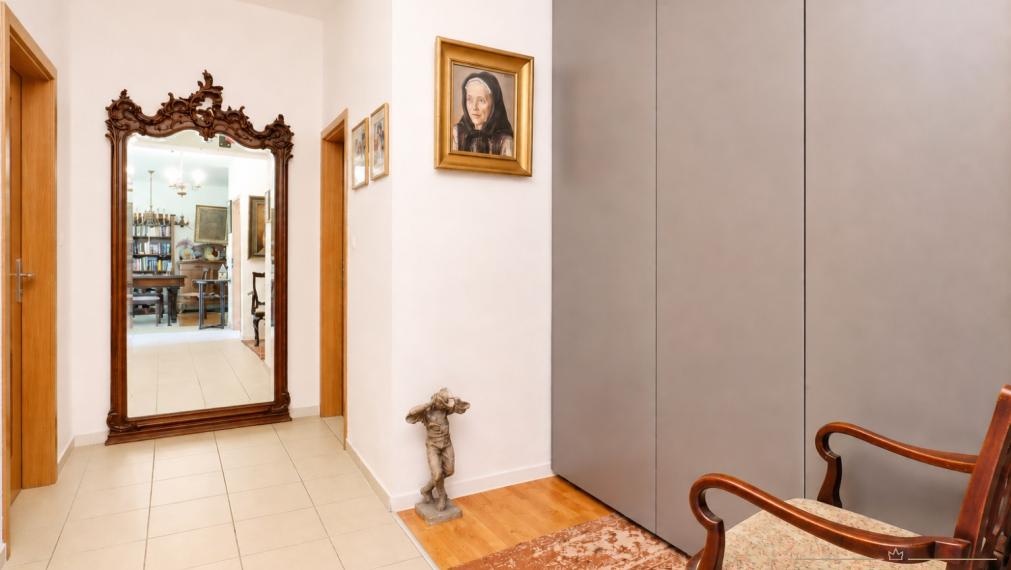 ABSOLUTE REAL / priestranný 3i byt v BA – Záhorská Bystrica, Bratislavská ulica, 93.6 m2, 2x balkón, pivnica, vnútorné garážové státie, kočikáreň, pavlač