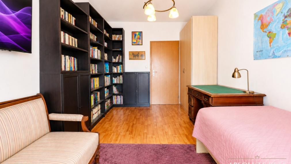 ABSOLUTE REAL / priestranný 3i byt v BA – Záhorská Bystrica, Bratislavská ulica, 93.6 m2, 2x balkón, pivnica, vnútorné garážové státie, kočikáreň, pavlač
