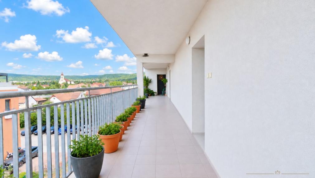 ABSOLUTE REAL / priestranný 3i byt v BA – Záhorská Bystrica, Bratislavská ulica, 93.6 m2, 2x balkón, pivnica, vnútorné garážové státie, kočikáreň, pavlač