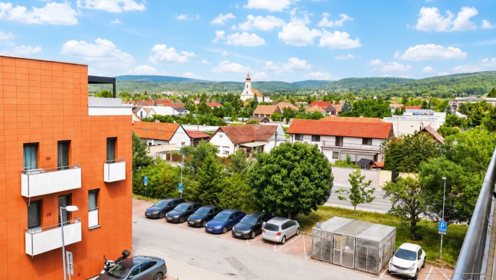 ABSOLUTE REAL / priestranný 3i byt v BA – Záhorská Bystrica, Bratislavská ulica, 93.6 m2, 2x balkón, pivnica, vnútorné garážové státie, kočikáreň, pavlač