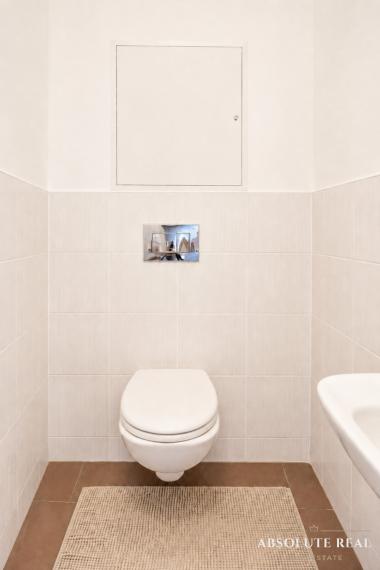 ABSOLUTE REAL / priestranný 3i byt v BA – Záhorská Bystrica, Bratislavská ulica, 93.6 m2, 2x balkón, pivnica, vnútorné garážové státie, kočikáreň, pavlač