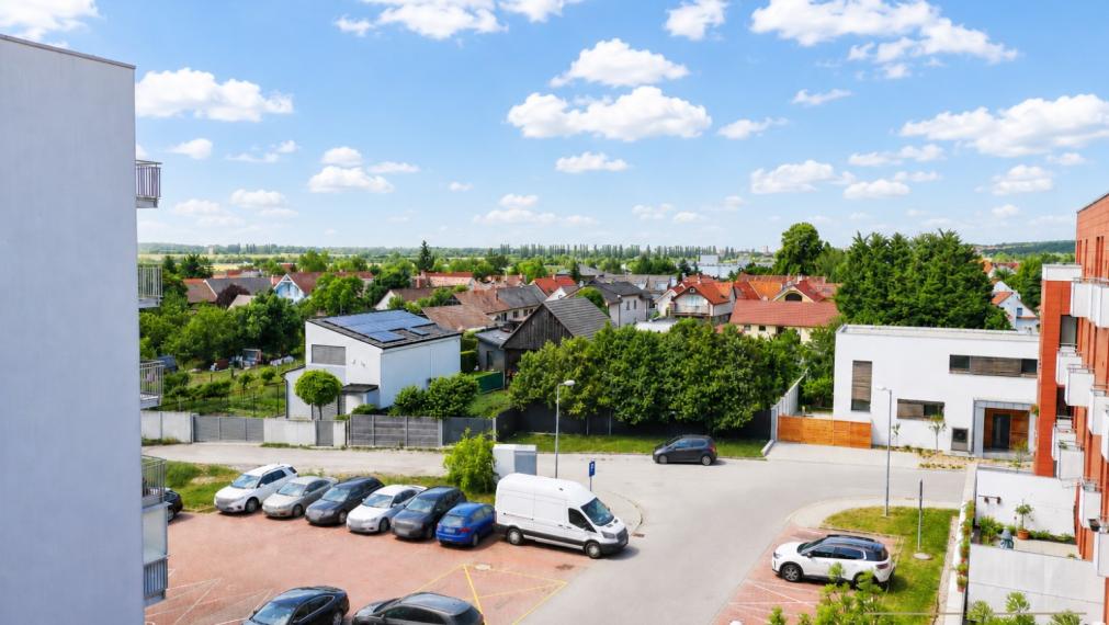 ABSOLUTE REAL / priestranný 3i byt v BA – Záhorská Bystrica, Bratislavská ulica, 93.6 m2, 2x balkón, pivnica, vnútorné garážové státie, kočikáreň, pavlač