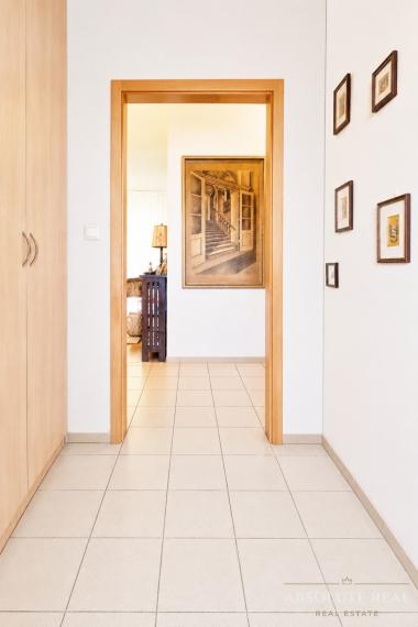 ABSOLUTE REAL / priestranný 3i byt v BA – Záhorská Bystrica, Bratislavská ulica, 93.6 m2, 2x balkón, pivnica, vnútorné garážové státie, kočikáreň, pavlač