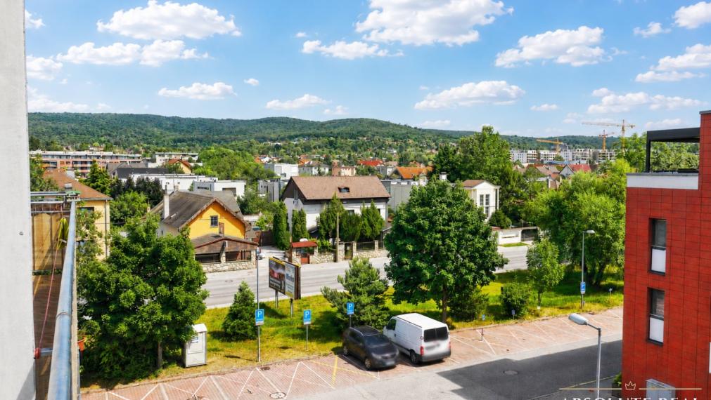 ABSOLUTE REAL / priestranný 3i byt v BA – Záhorská Bystrica, Bratislavská ulica, 93.6 m2, 2x balkón, pivnica, vnútorné garážové státie, kočikáreň, pavlač