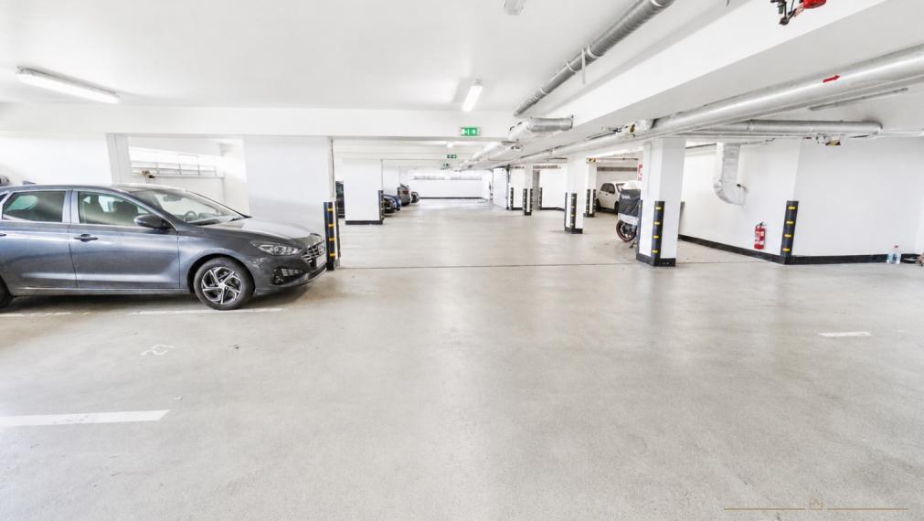 ABSOLUTE REAL / priestranný 3i byt v BA – Záhorská Bystrica, Bratislavská ulica, 93.6 m2, 2x balkón, pivnica, vnútorné garážové státie, kočikáreň, pavlač