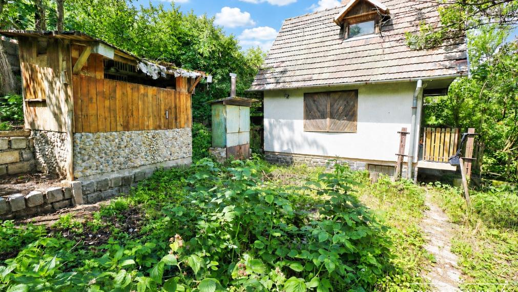 ABSOLUTE REAL / ZÁHRADA 364 m2, BRATISLAVA – DÚBRAVKA, Hanulova ulica, elektrina, mestská voda, oplotenie, chata
