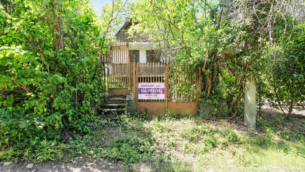 ABSOLUTE REAL / ZÁHRADA 364 m2, BRATISLAVA – DÚBRAVKA, Hanulova ulica, elektrina, mestská voda, oplotenie, chata