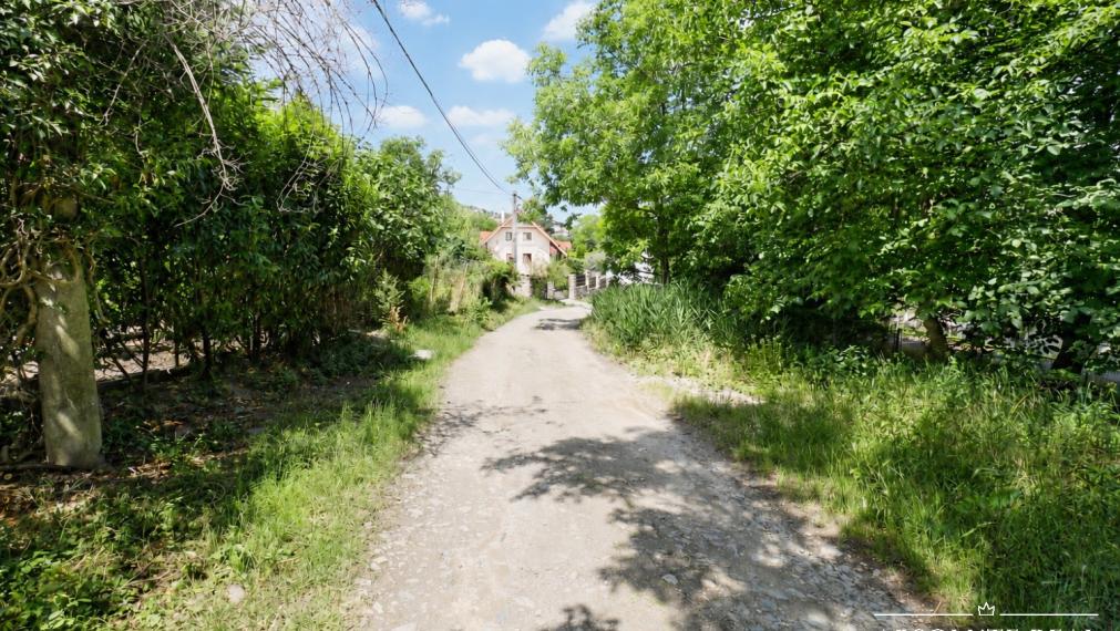 ABSOLUTE REAL / ZÁHRADA 364 m2, BRATISLAVA – DÚBRAVKA, Hanulova ulica, elektrina, mestská voda, oplotenie, chata