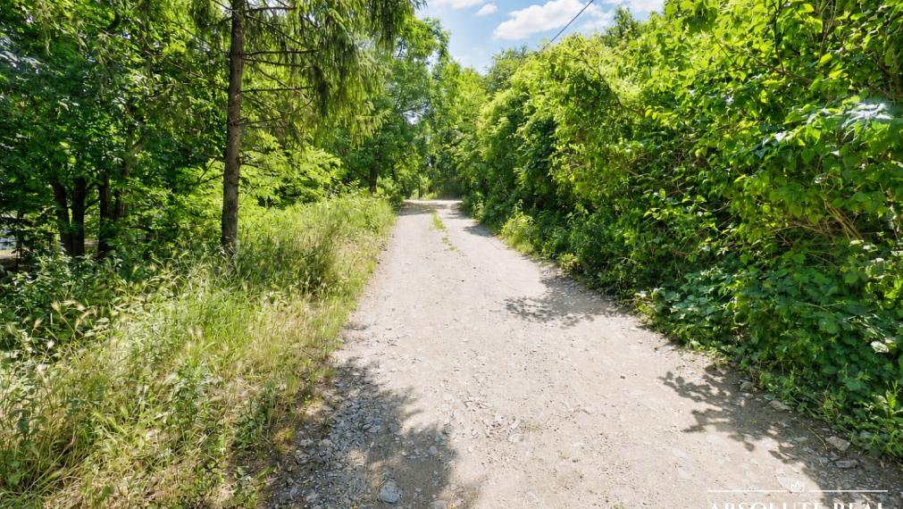 ABSOLUTE REAL / ZÁHRADA 364 m2, BRATISLAVA – DÚBRAVKA, Hanulova ulica, elektrina, mestská voda, oplotenie, chata