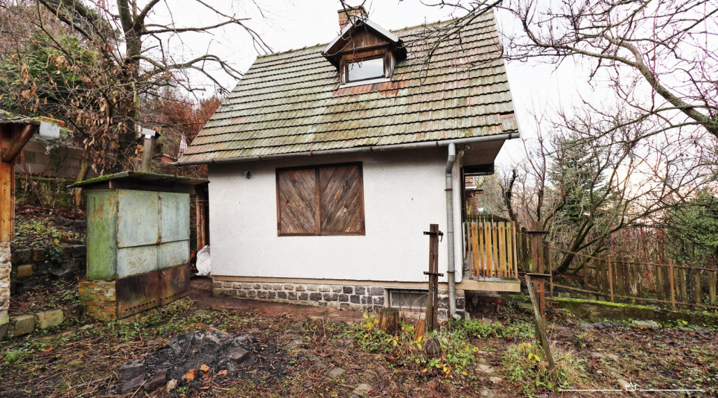 ABSOLUTE REAL / ZÁHRADA 364 m2, BRATISLAVA – DÚBRAVKA, Hanulova ulica, elektrina, mestská voda, oplotenie, chata