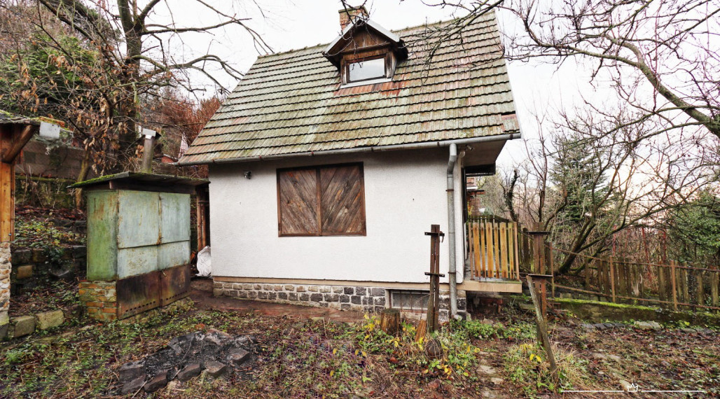 ABSOLUTE REAL / ZÁHRADA 364 m2, BRATISLAVA – DÚBRAVKA, Hanulova ulica, elektrina, mestská voda, oplotenie, chata