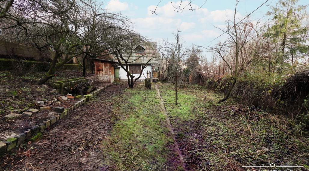 ABSOLUTE REAL / ZÁHRADA 364 m2, BRATISLAVA – DÚBRAVKA, Hanulova ulica, elektrina, mestská voda, oplotenie, chata